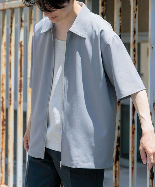 ITEMS URBANRESEARCH（アイテムズ アーバンリサーチ）の「2wayストレッチジップアップ半袖シャツ（シャツ/ブラウス・メンズ・ブラック/グレー/ベージュ/ネイビー/ライトベージュ・MEDIUM/LARGE）」の2枚目の写真