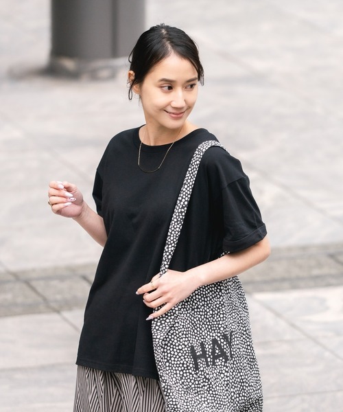 LB/S （エルビーエス）の「【汗染みの目立ちにくいTシャツ ZEROSTAIN/ゼロステイン】ロールカフサイドスリットTEE（Tシャツ/カットソー・レディース・スミクロ/ダークグリーン/ブラック/ホワイト・LARGE/MEDIUM）」の2枚目の写真