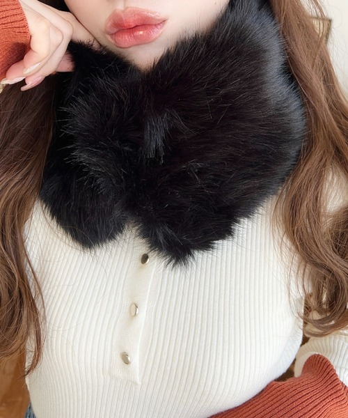 moment+（モーメントプラス）の「フェイクファーティペット（マフラー・レディース・ブラック/アイボリー/レッド/ピンク/パープル/ベージュ/モカ/ブルー/チャコールグレー/グレー・M）」の2枚目の写真