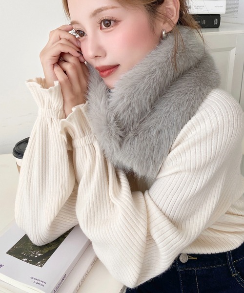 moment+（モーメントプラス）の「フェイクファーティペット（マフラー・レディース・ブラック/アイボリー/レッド/ピンク/パープル/ベージュ/モカ/ブルー/チャコールグレー/グレー・M）」の15枚目の写真