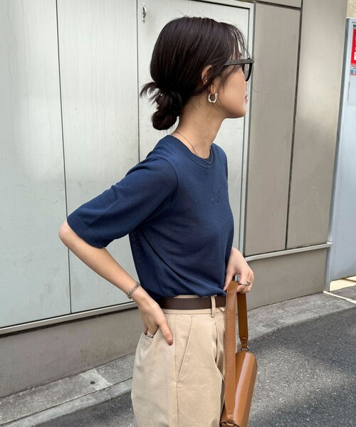 fredy emue（フレディエミュ）の「シアー刺繍ロゴニットプルオーバー（ニット/セーター・レディース・ベージュ/ネイビー/イエロー・38）」の4枚目の写真