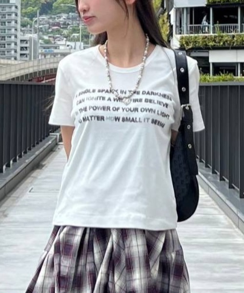 JEANASIS（ジーナシス）の「キョウネンフライスロゴチビTEE/497133（Tシャツ/カットソー・レディース・チャコールグレー/ホワイト/レッド・FREE）」の2枚目の写真
