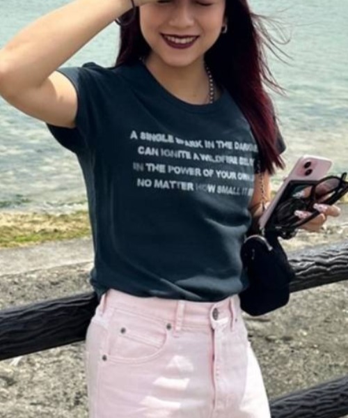 JEANASIS（ジーナシス）の「キョウネンフライスロゴチビTEE/497133（Tシャツ/カットソー・レディース・チャコールグレー/ホワイト/レッド・FREE）」の3枚目の写真