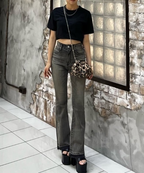 AZUL by moussy（アズールバイマウジー）の「【身長/骨格別着用画像あり】AZUL DENIM デザインフレアデニム（デニムパンツ・レディース・ブラック/ブルー・SMALL/MEDIUM）」の14枚目の写真
