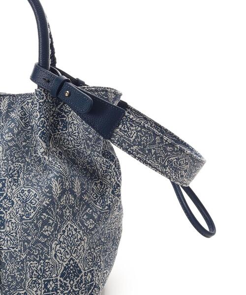 Samantha Thavasa（サマンサタバサ）の「エキゾチックモチーフジャガード巾着バッグ（ショルダーバッグ・レディース・グレイッシュベージュ/ネイビー・FREE）」の5枚目の写真