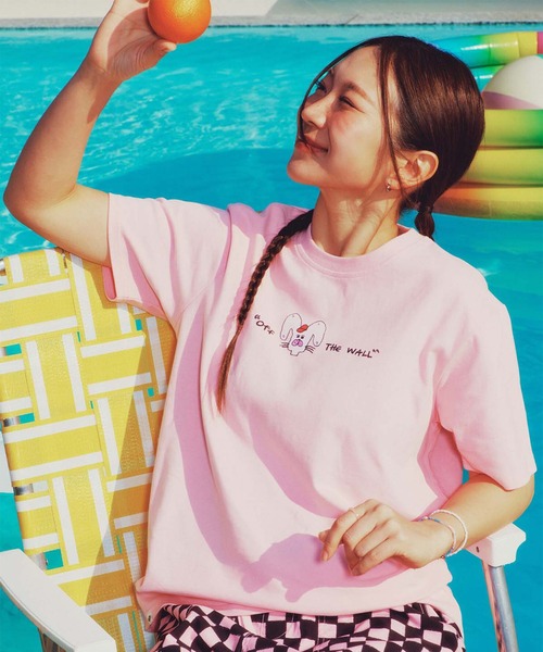 VANS(バンズ)の「RIROO ウィメンズ RABBIT Tシャツ(Tシャツ/カットソー・レディース・ホワイト/ピンク・SMALL/MEDIUM/LARGE/X-SMALL/X-LARGE)」の8枚目の写真