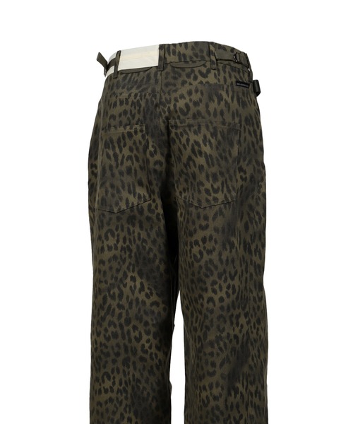 ANDERSSON BELL（アンダースンベル）の「UNISEX LEOPARD CROSS-OVER WIDE JEANS（その他パンツ・レディース・レオパード・26inch）」の5枚目の写真