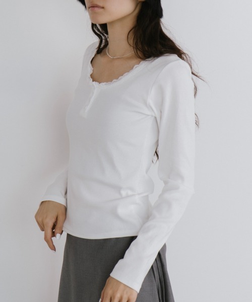 duei（デュイ）の「レースヘンリーネックロングスリーブトップス（Tシャツ/カットソー・レディース・ホワイト/ブラック・FREE）」の2枚目の写真