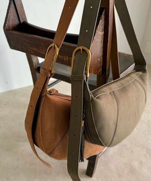 fredy emue（フレディエミュ）の「スエードラウンドショルダーバッグ（ショルダーバッグ・レディース・オリーブ/キャメル・FREE）」の12枚目の写真