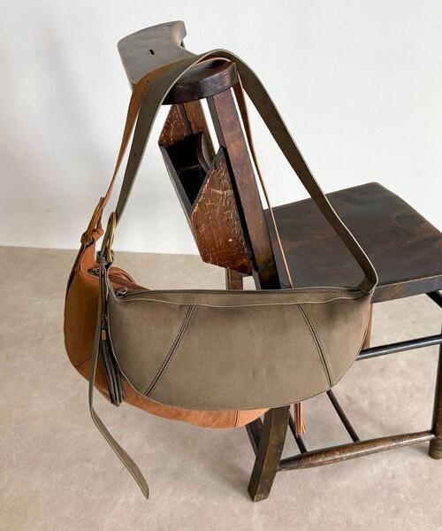 fredy emue（フレディエミュ）の「スエードラウンドショルダーバッグ（ショルダーバッグ・レディース・オリーブ/キャメル・FREE）」の13枚目の写真