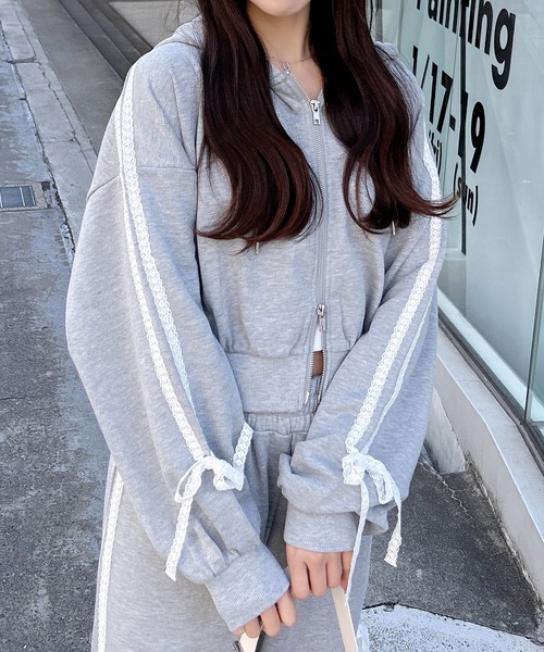 INGNI（イング）の「【WEB限定】袖レースリボンショートスウェットジップパーカー(セットアップ対応)（カーディガン/ボレロ・レディース・ホワイト×ブラック/ブラック×ホワイト/グレー×ホワイト・M）」の3枚目の写真