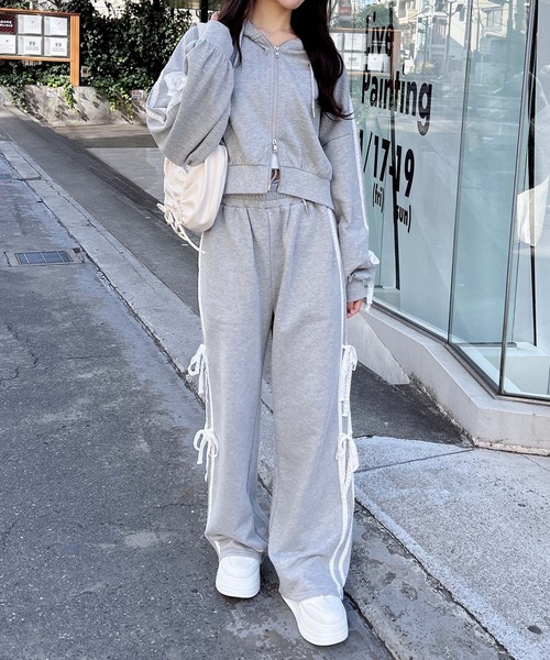 INGNI（イング）の「【WEB限定】袖レースリボンショートスウェットジップパーカー(セットアップ対応)（カーディガン/ボレロ・レディース・ホワイト×ブラック/ブラック×ホワイト/グレー×ホワイト・M）」の4枚目の写真