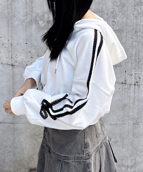 INGNI（イング）の「【WEB限定】袖レースリボンショートスウェットジップパーカー(セットアップ対応)（カーディガン/ボレロ・レディース・ホワイト×ブラック/ブラック×ホワイト/グレー×ホワイト・M）」の7枚目の写真