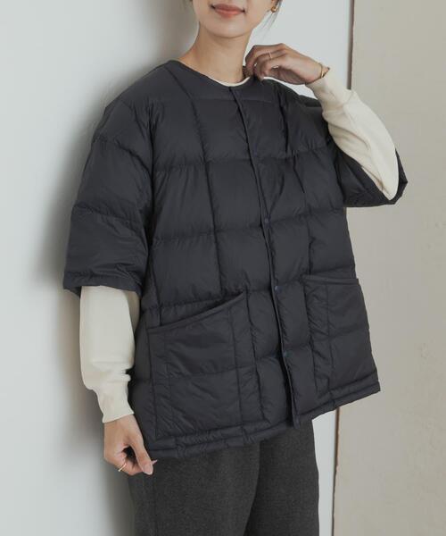 URBAN RESEARCH DOORS（アーバンリサーチドアーズ）の「『別注』TAION×DOORS　ショートスリーブAラインライトダウン（ダウンジャケット/コート・レディース・ネイビー/ベージュ/ブラック・ONE）」の14枚目の写真