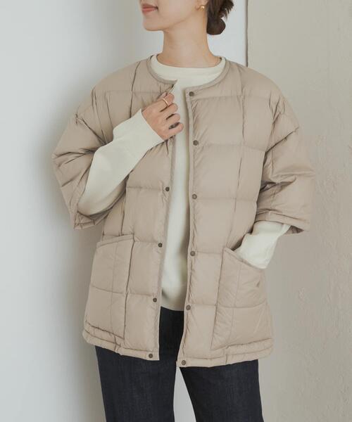 URBAN RESEARCH DOORS（アーバンリサーチドアーズ）の「『別注』TAION×DOORS　ショートスリーブAラインライトダウン（ダウンジャケット/コート・レディース・ネイビー/ベージュ/ブラック・ONE）」の7枚目の写真