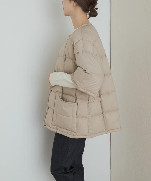 URBAN RESEARCH DOORS（アーバンリサーチドアーズ）の「『別注』TAION×DOORS　ショートスリーブAラインライトダウン（ダウンジャケット/コート・レディース・ネイビー/ベージュ/ブラック・ONE）」の8枚目の写真