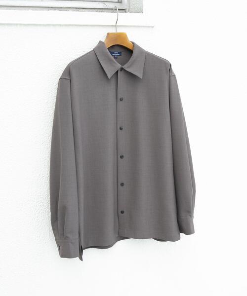 ITEMS URBANRESEARCH(アイテムズ アーバンリサーチ)の「2wayストレッチロングスリーブスナップシャツ(シャツ/ブラウス・メンズ・チャコールグレー/ネイビー/グレー/オリーブ・MEDIUM/LARGE)」の2枚目の写真
