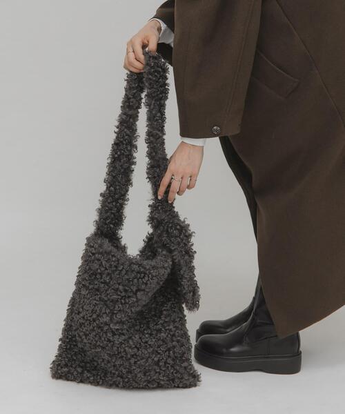 KBF（ケイビーエフ）の「ボアビッグBAG（ショルダーバッグ・レディース・チャコールグレー/アイボリー・ONE）」の14枚目の写真