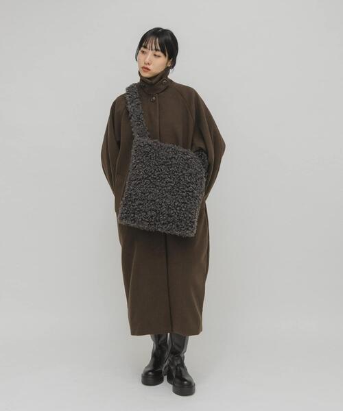 KBF（ケイビーエフ）の「ボアビッグBAG（ショルダーバッグ・レディース・チャコールグレー/アイボリー・ONE）」の13枚目の写真