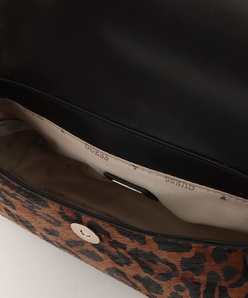 Guess(ゲス)の「DOMITILLA Flap Shoulder Bag ショルダーバッグ (ハンドバッグ・レディース・レオパード・ONE SIZE)」の11枚目の写真