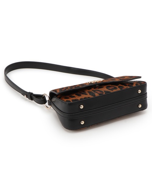 Guess(ゲス)の「DOMITILLA Flap Shoulder Bag ショルダーバッグ (ハンドバッグ・レディース・レオパード・ONE SIZE)」の4枚目の写真