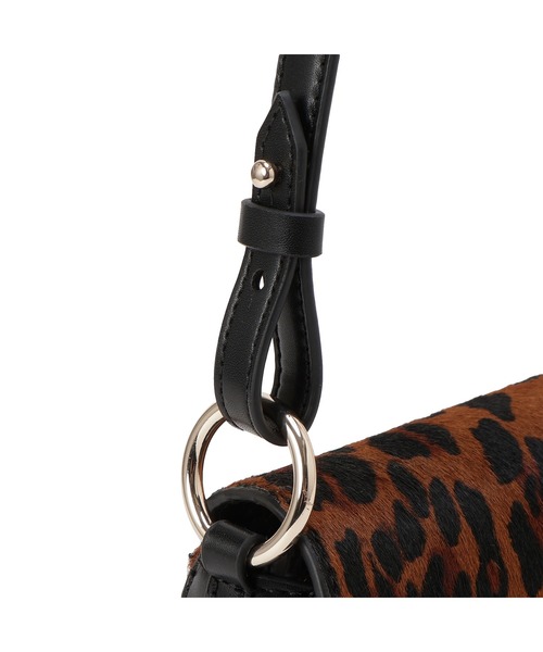 Guess(ゲス)の「DOMITILLA Flap Shoulder Bag ショルダーバッグ (ハンドバッグ・レディース・レオパード・ONE SIZE)」の7枚目の写真