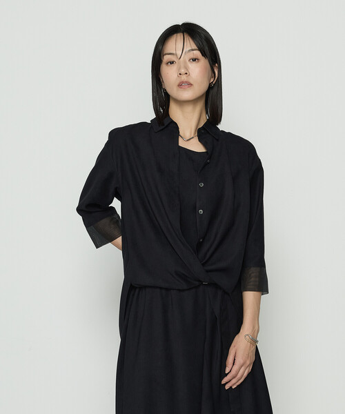 Gabardine K.T(ギャバジンケーティー)の「ポリスエード タンクトップ付きブラウス(シャツ/ブラウス・レディース・ブラック/カーキ/キナリ・9号)」の1枚目の写真