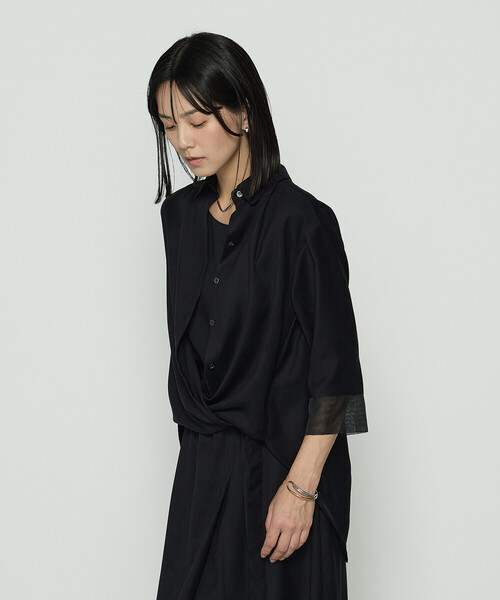 Gabardine K.T(ギャバジンケーティー)の「ポリスエード タンクトップ付きブラウス(シャツ/ブラウス・レディース・ブラック/カーキ/キナリ・9号)」の6枚目の写真