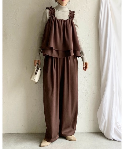 She's Closet(シーズクローゼット)の「肩フリルショルダーギャザーキャミソールビスチェ&ロングカーブワイドパンツセットアップ(セットアップ・レディース・ブラック/チャコールグレー/ブラウン・FREE)」の3枚目の写真