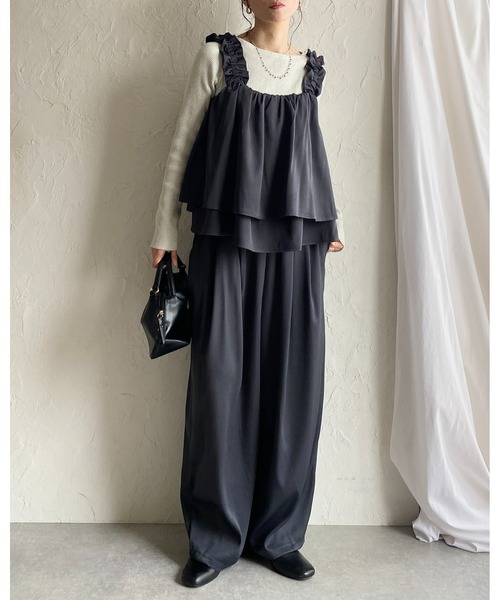 She's Closet(シーズクローゼット)の「肩フリルショルダーギャザーキャミソールビスチェ&ロングカーブワイドパンツセットアップ(セットアップ・レディース・ブラック/チャコールグレー/ブラウン・FREE)」の1枚目の写真