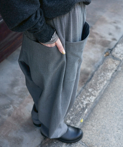 JOURNAL STANDARD LUXE（ジャーナルスタンダード　ラックス）の「TRツイル ポケパンツ（その他パンツ・レディース・グレー/ブラック・SMALL/MEDIUM）」の2枚目の写真