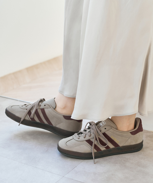 Spick & Span(スピックアンドスパン)の「adidas / アディダス GAZELLE INDOOR(スニーカー・レディース・ベージュ・23cm/23.5cm/24cm/24.5cm)」の1枚目の写真