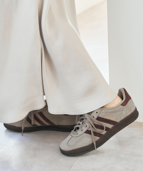 Spick & Span(スピックアンドスパン)の「adidas / アディダス GAZELLE INDOOR(スニーカー・レディース・ベージュ・23cm/23.5cm/24cm/24.5cm)」の2枚目の写真