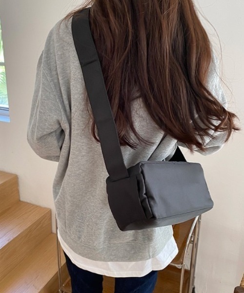 yuue' ( wear )(ユーイ)の「ペットボトルが入る◎ポーチ付きスクエアショルダーボディバッグ(ショルダーバッグ・レディース・アイボリー/ブラック・FREE)」の4枚目の写真
