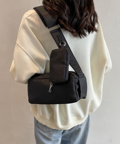 yuue' ( wear )(ユーイ)の「ペットボトルが入る◎ポーチ付きスクエアショルダーボディバッグ(ショルダーバッグ・レディース・アイボリー/ブラック・FREE)」の6枚目の写真
