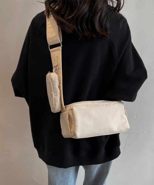 yuue' ( wear )(ユーイ)の「ペットボトルが入る◎ポーチ付きスクエアショルダーボディバッグ(ショルダーバッグ・レディース・アイボリー/ブラック・FREE)」の18枚目の写真