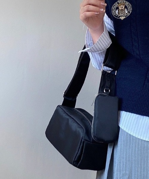 yuue' ( wear )(ユーイ)の「ペットボトルが入る◎ポーチ付きスクエアショルダーボディバッグ(ショルダーバッグ・レディース・アイボリー/ブラック・FREE)」の11枚目の写真