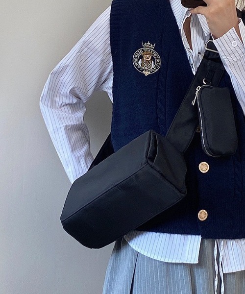 yuue' ( wear )(ユーイ)の「ペットボトルが入る◎ポーチ付きスクエアショルダーボディバッグ(ショルダーバッグ・レディース・アイボリー/ブラック・FREE)」の15枚目の写真