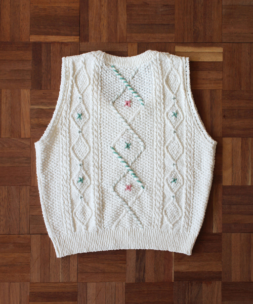 RUBATI（ルバティ）の「孫刺繍ビンテージフラワーニットベスト_アイボリー（ベスト・レディース・その他・FREE）」の4枚目の写真