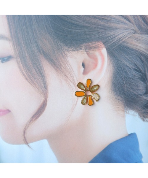 tone（トーン）の「【R】903　バイカラーフラワーピアス(MA)（ピアス（両耳用）・レディース・オレンジ・FREE）」の4枚目の写真