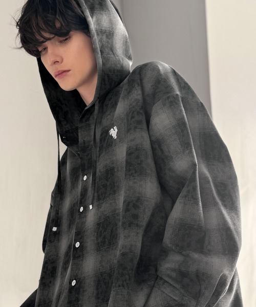 Java（ジャバ）の「《JaVaジャバコラボ》フードが醸す洗練された遊び心。ヴィンテージ風チェック柄シャツパーカー（シャツ/ブラウス・メンズ・ブラック/ブルー・LARGE/MEDIUM/SMALL）」の5枚目の写真