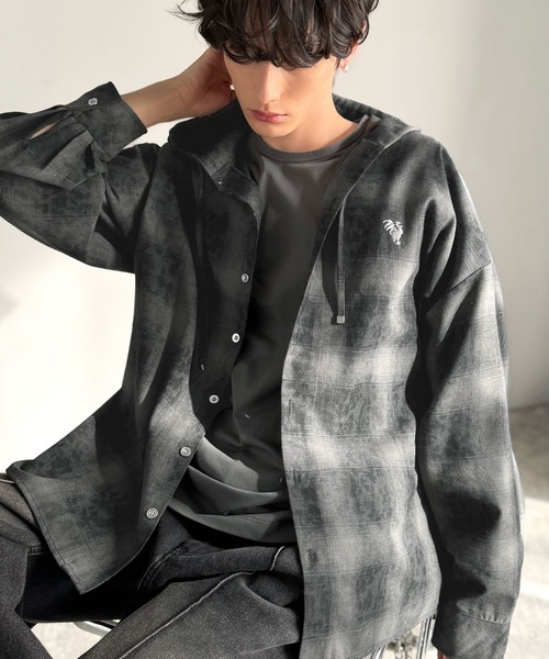 Java（ジャバ）の「《JaVaジャバコラボ》フードが醸す洗練された遊び心。ヴィンテージ風チェック柄シャツパーカー（シャツ/ブラウス・メンズ・ブラック/ブルー・LARGE/MEDIUM/SMALL）」の4枚目の写真