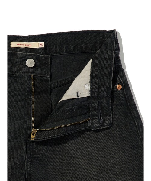 Levi's(リーバイス)の「Levi's/リーバイス RIBCAGE ショーツ ブラック(デニムパンツ・レディース・ブラック・28inch/27inch/25inch/26inch/24inch/23inch)」の4枚目の写真