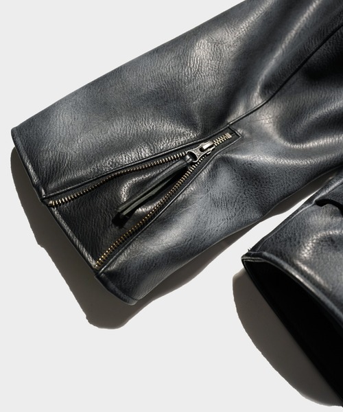 CAMPHOR WOOD(カンファーウッド)の「FADED SHORT LENGTH PU-LEATHER JACKET / フェードショート丈PUレザージャケット(ライダースジャケット・メンズ・ダークブラウン/スミクロ・LARGE/MEDIUM)」の11枚目の写真