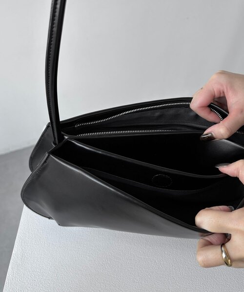 CAPRICIEUX LE'MAGE(カプリシューレマージュ)の「2ルームミニマルワイドバッグ(ショルダーバッグ・レディース・ブラック/キャメル・FREE)」の5枚目の写真