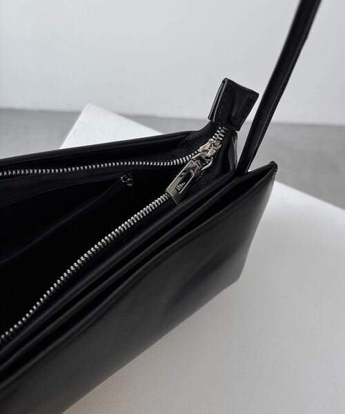 CAPRICIEUX LE'MAGE(カプリシューレマージュ)の「2ルームミニマルワイドバッグ(ショルダーバッグ・レディース・ブラック/キャメル・FREE)」の6枚目の写真