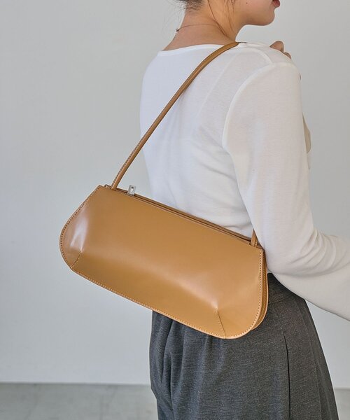 CAPRICIEUX LE'MAGE(カプリシューレマージュ)の「2ルームミニマルワイドバッグ(ショルダーバッグ・レディース・ブラック/キャメル・FREE)」の9枚目の写真