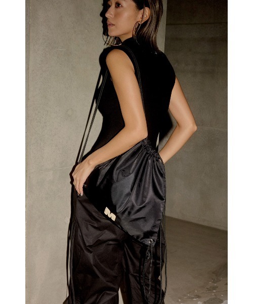 ALEXIA STAM（アリシアスタン）の「[MIYU IKEDA x ALEXIA STAM] Logo Knapsack Black /みちょぱコラボ ナップサック（バックパック/リュック・レディース・ブラック・FREE）」の3枚目の写真