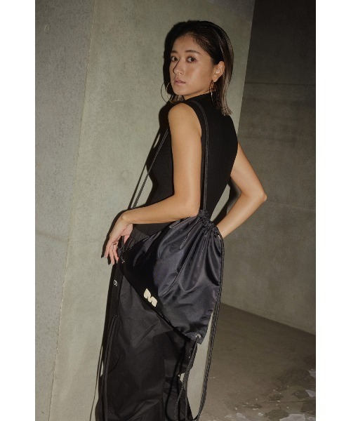 ALEXIA STAM（アリシアスタン）の「[MIYU IKEDA x ALEXIA STAM] Logo Knapsack Black /みちょぱコラボ ナップサック（バックパック/リュック・レディース・ブラック・FREE）」の4枚目の写真