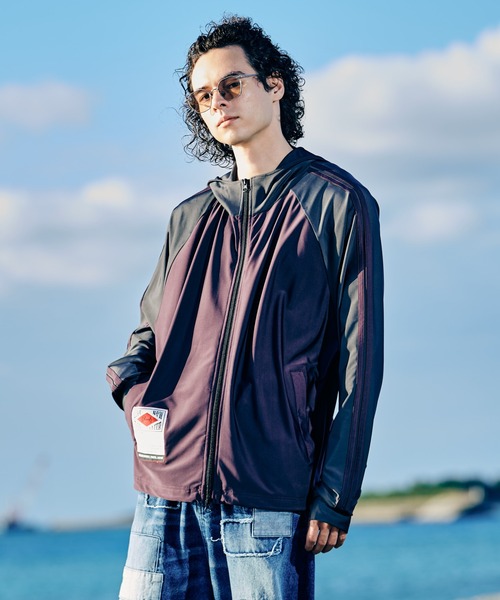 glamb(グラム)の「Rash Guard Hood Jersey / ラッシュガードフードジャージ(ジャージ・メンズ・ブラック/ワイン・S/M/L)」の1枚目の写真